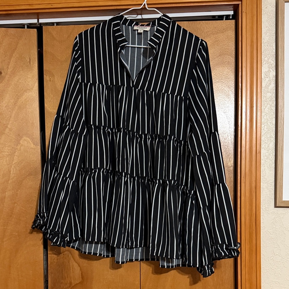 ANDREE BY UNIT Black and White Striped Blouse